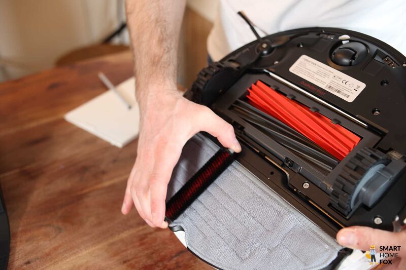 Es wird gezeigt, wie die Reinigungsbürste der Ultra Station den Wischmopp des Roborock S8 Pro reinigt.
